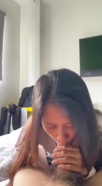 Gái dâm bú mút con cu to dâm đãng kích thích